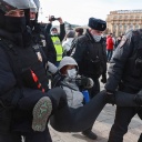 Polizeibeamte nehmen einen Mann während einer nicht genehmigten Demonstration fest.