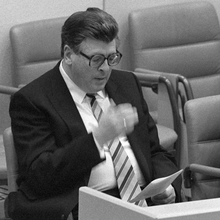 Bundestagspräsident Philipp Jenninger nach seiner Rede im Bundestag, neben ihm die Schauspielerin Ida Ehre, die zuvor die &#034;Todesfuge&#034; von Paul Celan rezitiert hatte