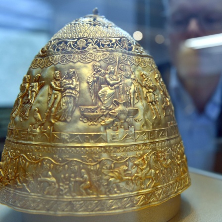 Goldene Tiara in einer Vitrine: Josef Mühlenbrock, damaliger Direktor des LWL Museums, schaut sich 2018 die Fälschung der Tiara des Saitaphernes in der Ausstellung &#034;Irrtümer &amp; Fälschungen der Archäologie&#034; an.