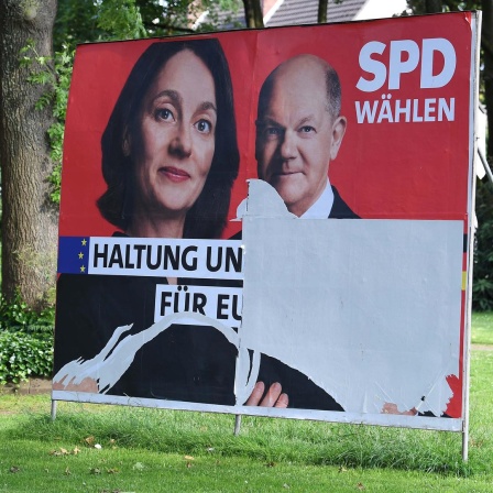 Wahlplakate zur Europawahl 2024: Ein beschädigtes Wahlplakat der SPD mit der Aufschrift: Haltung und Verstand für Europa - Katarina Barley / Olaf Scholz. 