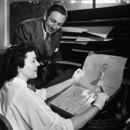 Walt Disney, Produzent von &#034;Alice im Wunterland&#034;, besucht 1951 die Grafikabteilung, um die laufenden Arbeiten zu überprüfen