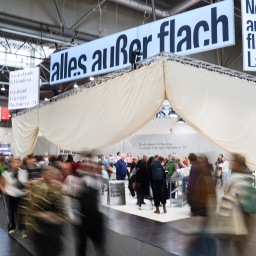 Der zentrale Stand des Gastland-Auftritts von Niederlande/Flandern ist ein Zelt in Halle 4 der Leipziger Messe.