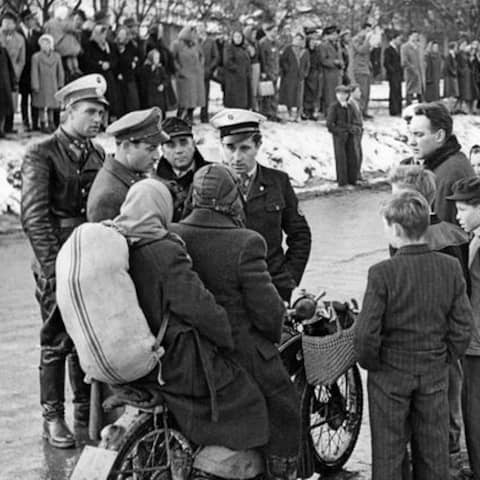 Ungarische Flüchtlinge nach dem Passieren der österreichischen Grenze im Jahr 1956.