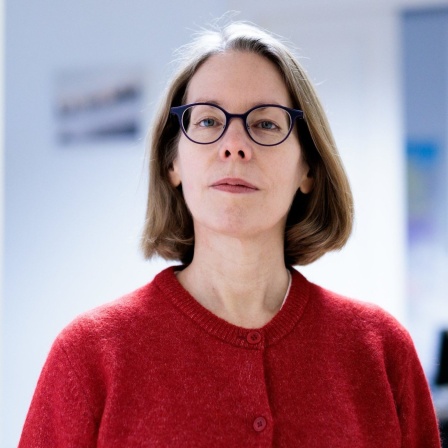 Ex-Oberstaatsanwältin Anne Brorhilker, Co-Geschäftsführerin der Bürgerbewegung Finanzwende e.V., steht in den Büroräumen des Vereins. 