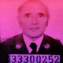 Illustration: WDR Hörspiel-Podcast "Dunkle Seelen": Klaus Barbie in Nazi Uniform (links) und Ausweisbild von Klaus Barbie (rechts), die Fotos sind dunkel lila-rot hinterlegt.