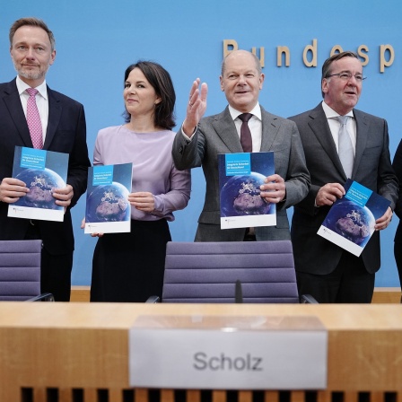 Christian Lindner (l-r, FDP), Bundesminister der Finanzen, Annalena Baerbock (Bündnis 90/Die Grünen), Außenministerin, Bundeskanzler Olaf Scholz (SPD), Boris Pistorius (SPD), Verteidigungsminister, und Nancy Faeser (SPD), Bundesministerin des Innern und Heimat, nehmen an einer Pressekonferenz zur Nationalen Sicherheitsstrategie teil.