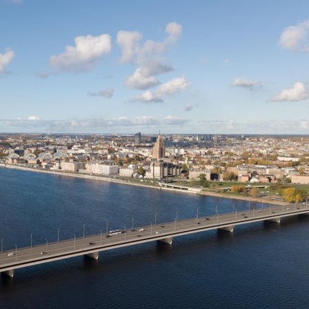 Blick über den Fluss Daugava auf die Stadt Riga