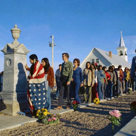 Mitglieder der Gruppe American Indian Movement im März 1973 bei der Besetzung des Orts Wounded Knee in South Dakota.
