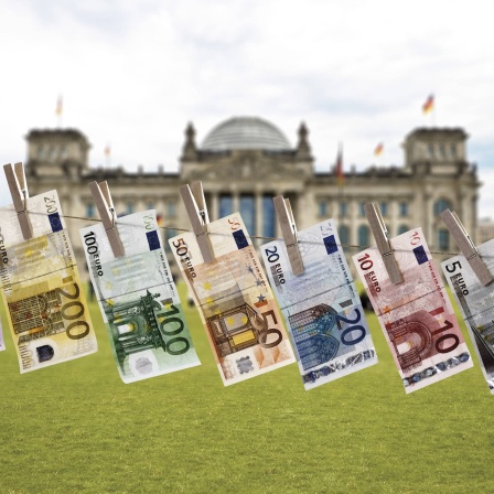 Geldscheine auf einer Wäscheleine vor dem Reichstagsgebäude in Berlin: Deutschland macht es Geldwäschern aus dem In- und Ausland zu leicht