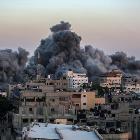 Rauch steigt nach einem Luftangriff aus Gebäuden im Gazastreifen auf