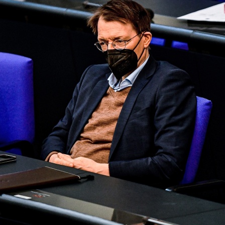 Karl Lauterbach (SPD), Bundesminister für Gesundheit, sitzt bei der Plenarsitzung im Deutschen Bundestag.