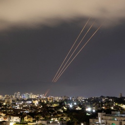 Über der israelischen Stadt Aschkelon fängt ein Luftabwehrsystem aus dem Iran abgefeuerte Drohnen ab.