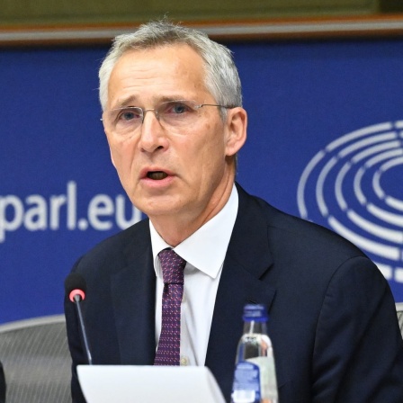Jens Stoltenberg (M.), Generalsekretär der NATO, spricht in Brüssel.