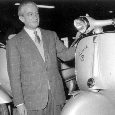 Enrico Piaggio steht 1957 neben einem Vespa-Roller (Archivbild)