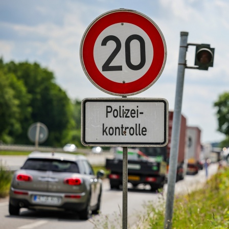 An der Grenze zu den Niederlanden auf der A3 in Emmerich kontrolliert die Bundespolizei den Einreiseverkehr. Bundesinnenminister Dobrindt (CSU) hatte im Mai wenige Stunden nach seinem Amtsantritt eine Intensivierung der Grenzkontrollen verfügt.