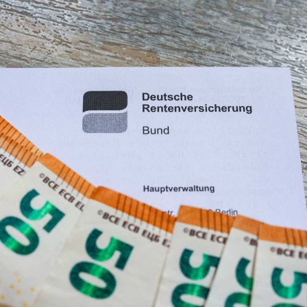 Rentenbescheid mit Geld (Bild: IMAGO/Lobeca)