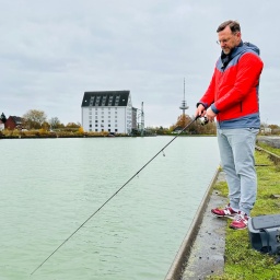 Sascha Hildmann, Cheftrainer vom SC Preußen Münster, angelt am Dortmund-Ems-Kanal(Bild: rbb/F.Rößler)