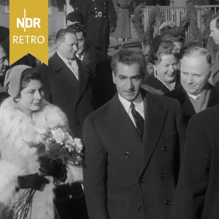 Schah Reza Pahlevi von Persien und Kaiserin Soraya in Hamburg, rechts Bürgermeister Kurt Sieveking, Februar 1955.