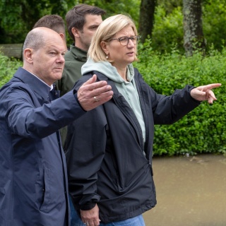 Saarland, Kleinblittersdorf: Bundeskanzler Olaf Scholz (SPD) und Ministerpräsidentin Anke Rehlinger (SPD) besuchen den vom Hochwasser betroffene Ort Kleinblittersdorf und reden mit Anwohnern. 