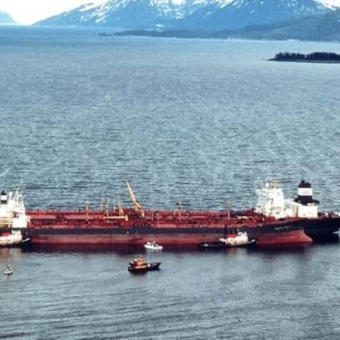Der Öltanker &#034;Exxon Valdez&#034; lief am 24.3.1989 im Prinz-William-Sund vor Alaska auf Grund. 40.000 Tonnen ausgelaufenes Rohöl lösten eine Umweltkatastrophe aus.