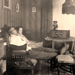 Paar beim Radio hören, 1928; © dpa/akg-images