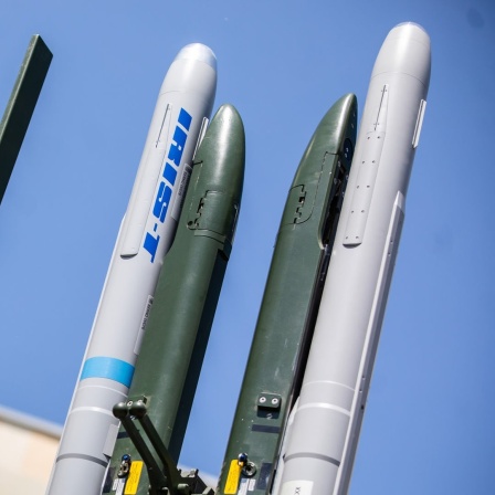 Ein Raketenabwehrsystem vom Typ Iris-T steht auf dem Firmengelände von Diehl Defence in Überlingen.