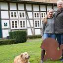 Iris Haver Rassfeld mit ihrem Mann vor dem Meierhof.