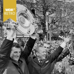 Auf dem Kölner Neumarkt feiert die Mannschaft des 1. FC Köln die deutsche Meisterschaft 1962, Hans Schäfer mit der Meisterschale