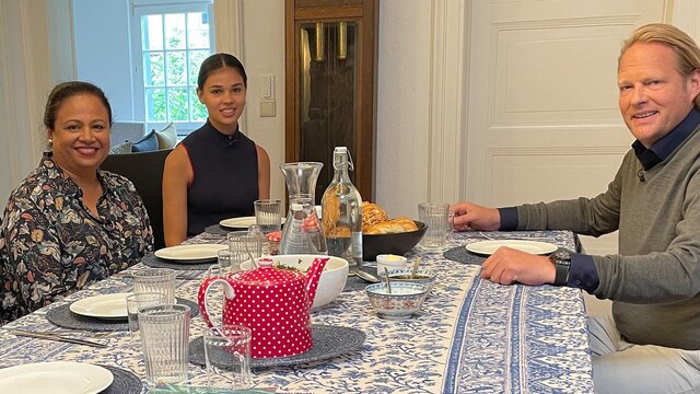 Das Bild zeigt Björn Freitag mit Familie Hartmann am Tisch.