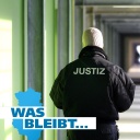 Ein Justizvollzugsbeamter steht auf einem Flur in der zukünftigen Justizvollzugsanstalt (JVA) Madel in Burg.