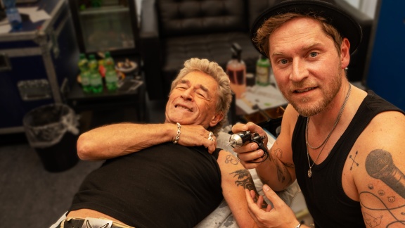 Verstehen Sie Spaß? - Peter Maffay Und Johannes Oerding Lassen Sich Gemeinsames Tattoo Stechen