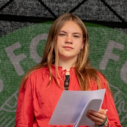 Die Klima-Aktivistin Fanny Roschitz steht bei eine Fridays-for-Future-Kundgebung auf der Bühne.