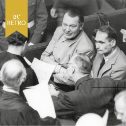 Rudolf Heß neben Hermann Goering bei den Nürnberger Prozessen mit Joachim von Ribbentrop und zwei Anwälten. | Bild: picture alliance / AP | Anonymous