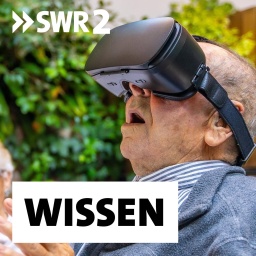 Älterer Mann mit Virtual Reality Brille im Garten eines Pflegeheims.
