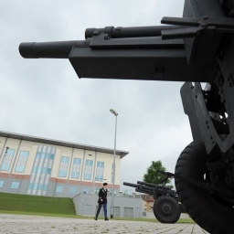 Feldhaubitzen stehen vor dem neuen gebauten Europa-Hauptquartier der US-Armee in Wiesbaden-Erbenheim. 