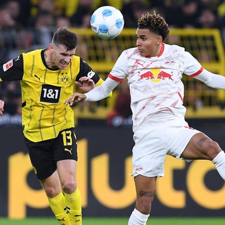 Pascal Groß von Borussia Dortmund im Zweikampf mit Antonio Eromonsele Nordby von RB Leipzig