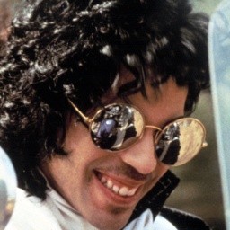 Prince trägt Sonnenbrille und lacht | Bild: Everett Collection/picture alliance