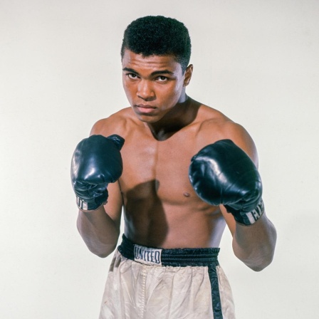 Cassius Clay (Muhammad Ali) als 20-jähriger Schwergewichtskämpfer aus Louisville, Kentucky, posiert am 17. Mai 1962 in der Bronx, New York, für die Kamera.