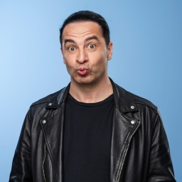 Der Comedian Bülent Ceylan schneidet eine Grimasse in die Kamera.