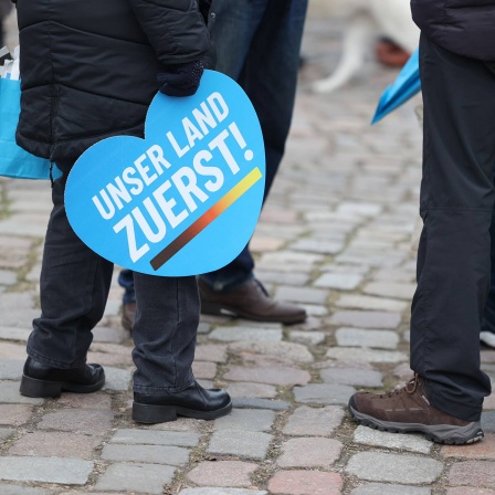 Transparente mit der Aufschrift "Unser Land zuerst" werden in Berlin bei einer Wahlkampfveranstaltung der AfD vor dem Schloss Charlottenburg gezeigt.