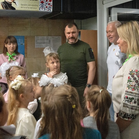 Der Bürgermeister von Charkiw, Ihor Terechow (2. von rechts), besucht am ersten Schultag ein Klassenzimmer, das in einer U-Bahn-Station eingerichtet wurde. 
