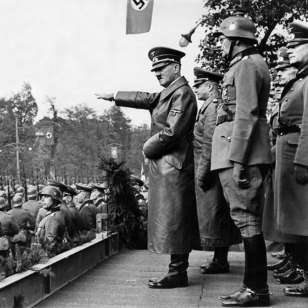 Adolf Hitler grüßt am 5. Oktober 1939 in Warschau, Polen, die vorbeimarschierenden Truppen der Wehrmacht. Hinter dem Diktator stehen (v.l.n.r.) der Oberbefehlshaber des Heeres, Generaloberst Walther von Brauchitsch, der neue Kommandant von Warschau, Gen