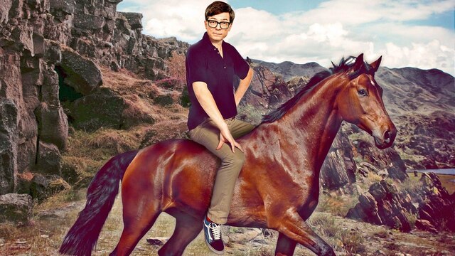 Montage: Ralph Caspers sitzt auf einem Pferd