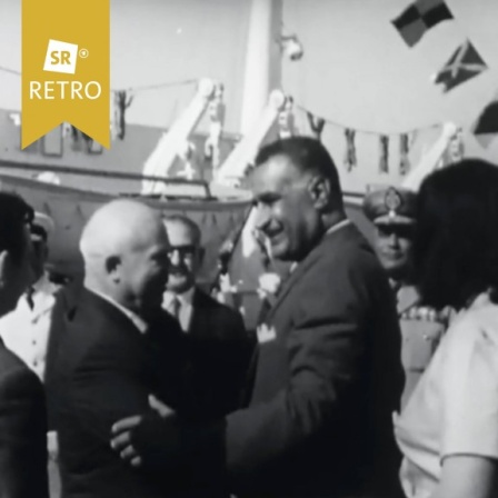 Nikita Chruschtschow und Gamal Abdel Nasser begrüßen sich am Hafen