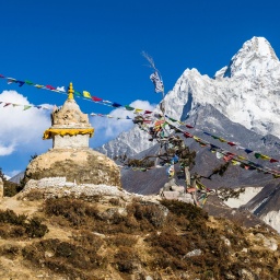 Buddhistische Stupa und Gebetsfahnen, Mt. Ama Dablam, 6856 m, dahinter, Pangboche, Solo Khumbu, Nepal, Asien