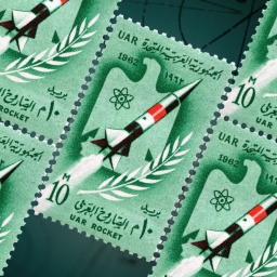 Briefmarken mit Raketen darauf auf grünem Grund
