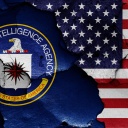  Die Flagge der CIA gemalt auf eine rissige Wand