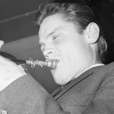 Chet Baker spielt Trompete, Schwarzweiß-Foto