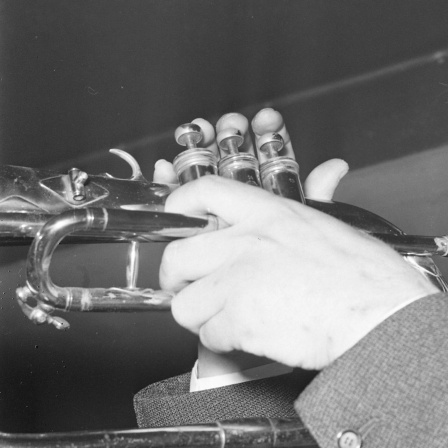 Chet Baker spielt Trompete, Schwarzweiß-Foto