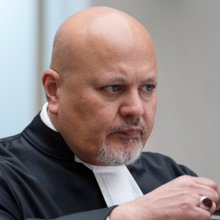 Staatsanwalt Karim Khan, Chefankläger des Internationalen Strafgerichtshofes, sitzt im Gerichtssaal des Weltstrafgerichts. 